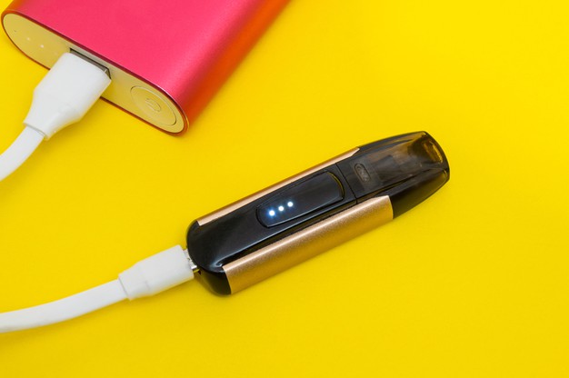 Cigarette électronique tenue en main